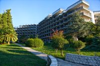 Hovedbygningen til Institut «Dr Simo Milošević» i Igalo, et stort hvitt bygningskompleks ved sjøkanten i Montenegro.